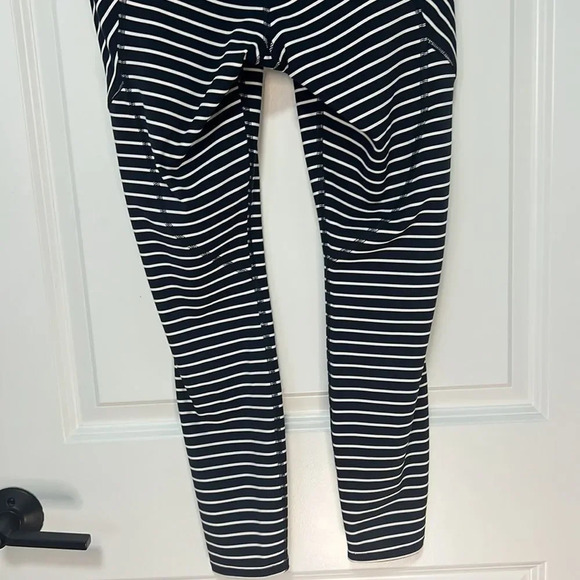 Athleta Women’s Stripe Contender 7/8 Tight In Powerlift Blue and white Capri XS - Picture 7 of 10